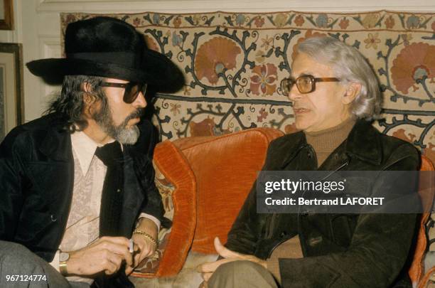 écrivain français Roger Peyrefitte reçoit chez lui le milliardaire et marchand d'art américain, Fernand Legros le 28 novembre 1974 à Paris, France.