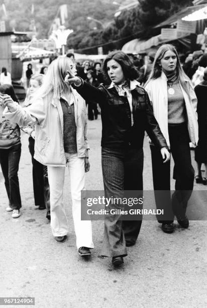 Caroline de Monaco et ses amies, le 16 novembre 1974 à la fête foraine de Monte Carlo, Monaco.