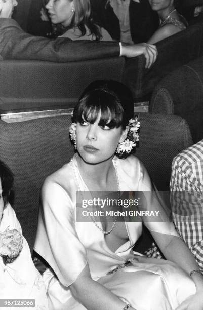 La princesse Caroline de Monaco, avec des pâquerettes dans les cheveux et un large décolleté, passe la soirée dans la discothèque parisienne branchée...