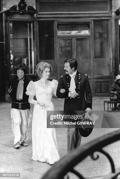 Marcello Mastroianni et Catherine Deneuve sur le tournage de 'Touche pas à la femme blanche' de Marco Ferreri le 18 juillet 1973 à Paris, France.