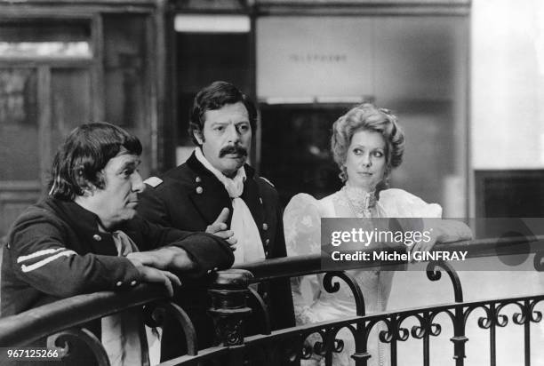 Ugo Tognazzi, Marcello Mastroianni et Catherine Deneuve sur le tournage de 'Touche pas à la femme blanche' de Marco Ferreri le 18 juillet 1973 à...