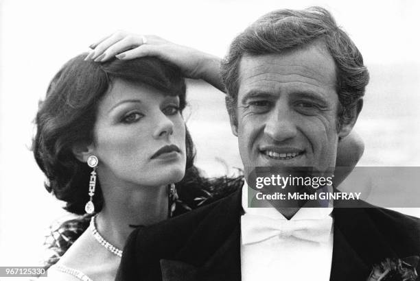 Jean-Paul Belmondo et Annie Duperey sur le tournage du film 'Stavisky' réalisé par Alain Resnais le 18 octobre 1973 à Biarritz, France.