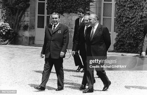 Le président français Georges Pompidou et le secrétaire général du parti communiste de l'Union Soviétique Léonid Brejnev sont de visite le 27 juin...