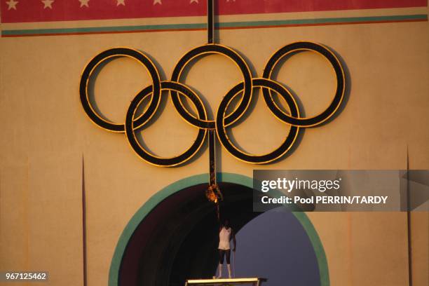 Ceremonie d'ouverture des Jeux Olympiques de Los Angeles;ici le dernier porteur de la flamme, le decathlonien americain Rafer Johnson le 28 juillet...