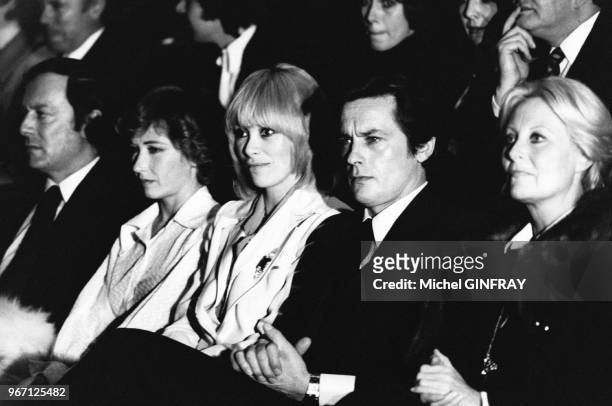 Maurice Ronet, Marlène Jobert, Mireille Darc, Alain Delon et Michèle Morgan lors de la soirée d'ouverture du Festival de Paris au Palis de Chaillot...