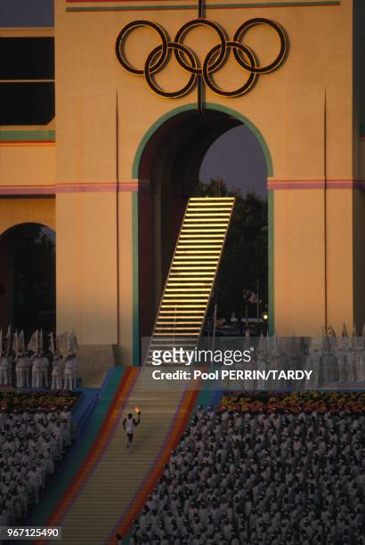 Ceremonie d'ouverture des Jeux Olympiques de Los Angeles;ici le dernier porteur de la flamme, le decathlonien americain Rafer Johnson le 28 juillet...
