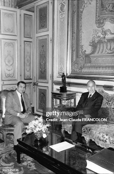Valéry Giscard d'Estaing, président de la République Française, reçoit, à l'Elysée, Hosni Moubarak, vice-président égyptien, le 16 mars 1979, à Paris.