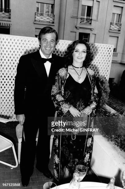 Jean-paul Belmondo et Laura Antonelli au Festival de Cannes le 15 mai 1974 à Cannes, France.