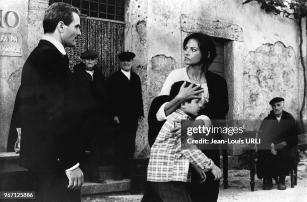 Giuliano Gemma et Claudia Cardinale sur le tournage du film 'Il prefetto di ferro' réalisé par le cinéaste italien Pasquale Squitieri le 24 juin 1977...