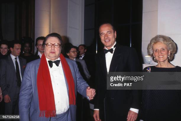 Raymond Devos avec Jacques Chirac et son épouse Bernadette lors de la cérémonie des Molières le 23 mai 1987 à Paris, France.