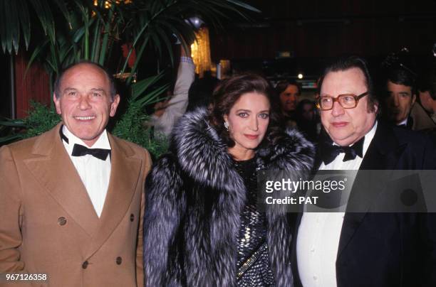 Françoise Fabian et Marcel Bozzuffi avec Raymond Devos arrivent à une soirée le 26 novembre 1985 à Paris, France.