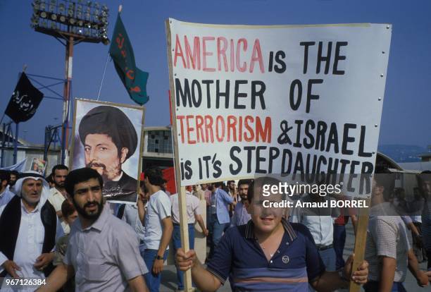 Manifestation chiite en soutien aux militants du Hezbollah qui ont detourne l'avion du vol TWA 847 le 21 juin 1985 a Beyrouth, Liban.