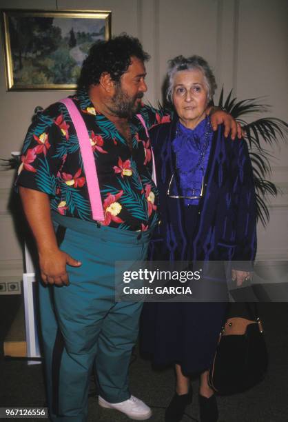 La psychanalyste Françoise Dolto et son fils le chanteur Carlos le 22 janvier 1988 à Paris, France.