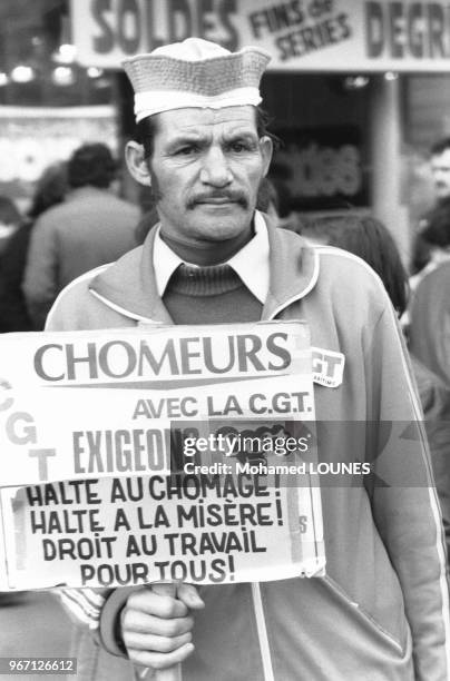 L'appel de la CGT, plus de 10 000 jeunes ont défilé du Jardin du Luxembourg à la Bastille, pour exprimer leur "ras le bol du chômage". Le rejet des...