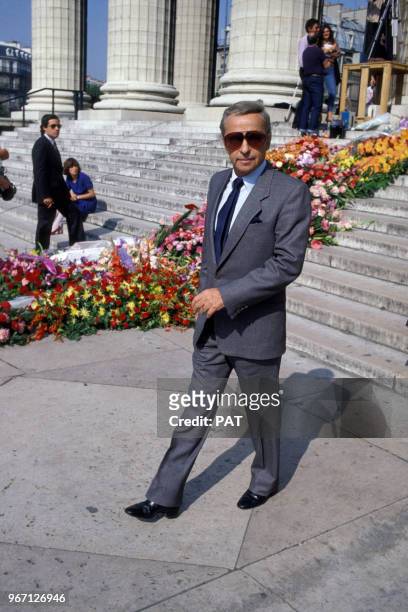 Le présentateur de télévision Guy Lux sort de l'église de la Madeleine après les obsèques de Tino Rossi le 29 septembre 1983 à Paris, France.