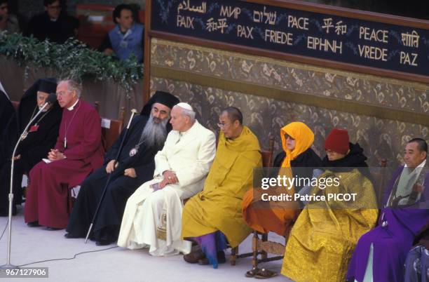 Le pape Jean-Paul II entouré des représentants de diverses religions dont le Dalaï-Lama lors des rencontres interreligieuses le 27 octobre 1986 à...