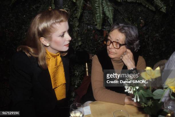 Catherine Deneuve et la romancière Marguerite Duras lors d'une soirée le 13 décembre 1982 à Paris, France.