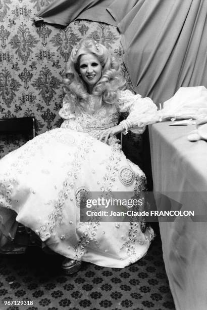 La chanteuse Sabah en costume de scène le 15 décembre 1974 lors de son concert au Parc des Expositions à Paris, France.