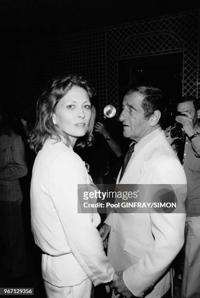 Faye Dunaway et le PDG de Fabergé Georges Berry le 19 mai 1976 au festival de Cannes, France.