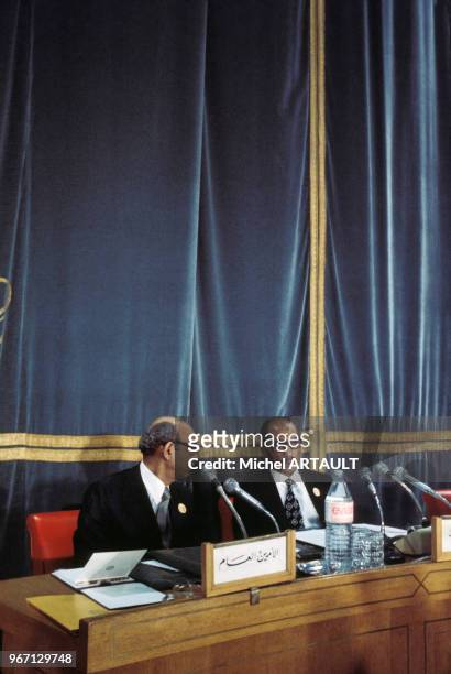 Le secrétaire général de la Ligue Arabe, Mahmoud Riad et le Président égyptien Anouar El Sadate lors du Sommet arabe, le 25 octobre 1976 au Caire,...