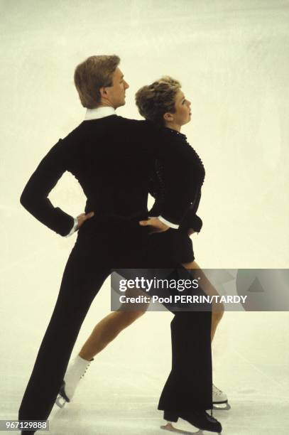 Le couple britannique Jayne Torvill et Christopher Dean, champions olympiques de danse sur glace en patinage artistique aux Jeux Olympiques d'hiver...