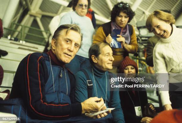 Acteur Kirk Douglas spectateur aux epreuves de patinage artistique aux Jeux Olympiques d'hiver le 13 fevrier 1984 a Sarajevo, Yougoslavie.