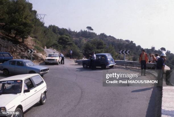 Enquêteurs sur le lieu de l'accident de voiture de Grace de Monaco au-dessus de la principauté le 13 septembre 1982 à Monaco.