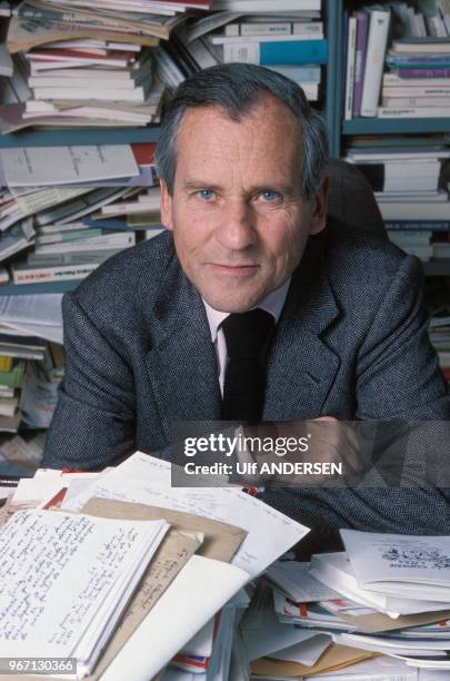 Jean d'Ormesson travaillant à son bureau le 23 avril 1986 à Paris, France.
