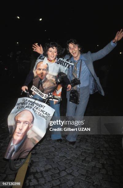 Jeune femme sur un vélomoteur fêtant la victoire de Valéry Giscard d'Estaing à l'élection présidentielle;à ses côtés le photographe de l'agence Gamma...