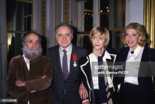 Portrait du sculpteur César, de l'homme d'affaires Pierre Berg�é,de l'écrivain Françoise Sagan et de Marie-Hélène de Rothschild lors de la remise de...