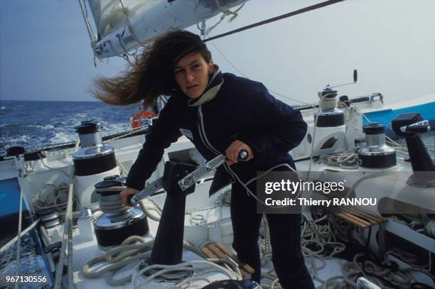 La navigatrice Florence Arthaud à bord de son trimaran 'Biotherm' le 23 mai 1984.