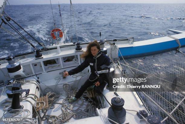 La navigatrice Florence Arthaud à bord de son trimaran 'Biotherm' le 23 mai 1984.