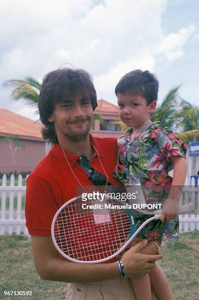 Henri Leconte avec son fils lors du tournoi de tennis de Key Biscayne le 23 mars 1989, Etats-Unis.
