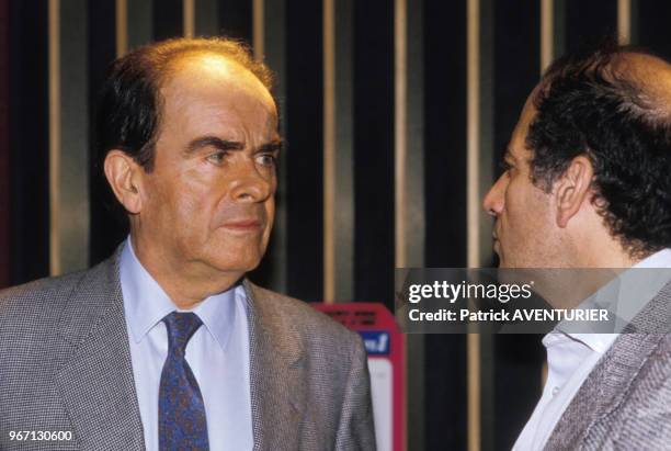 Georges Marchais et Jean-Pierre Elkabbach à Europe 1 le 25 juin 1985 à Paris, France.