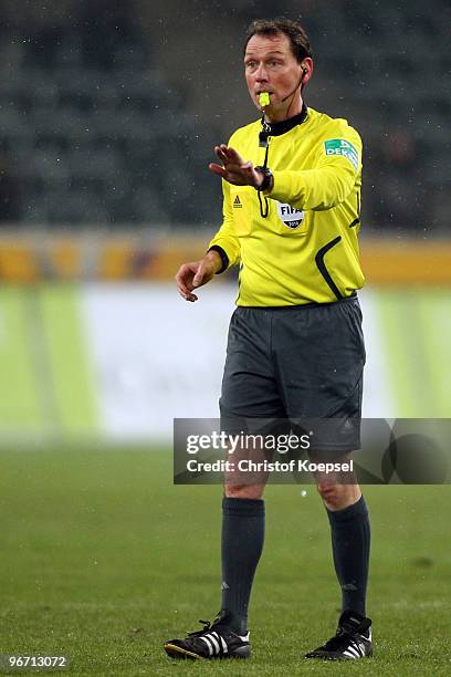 Referee Florian Meyer issues instructions during the Bundesliga match between Borussia Moenchengladbach and 1. FC Nuernberg at Borussia Park on...