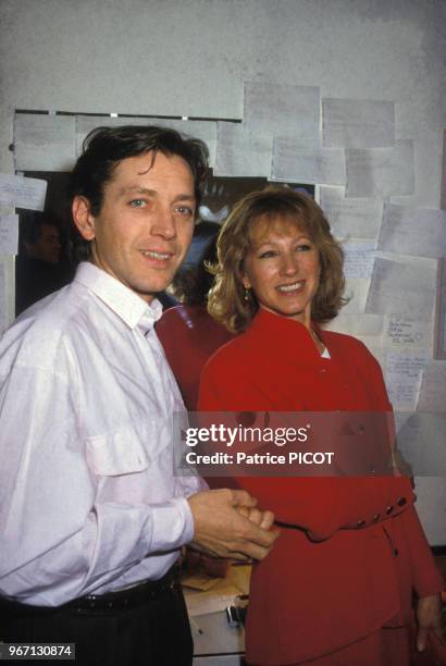 Bernard Giraudeau reçoit Nathalie Baye dans sa loge du théâtre Edouard VII lors de la représentation de la pièce 'La Répétition ou l'Amour puni' le...