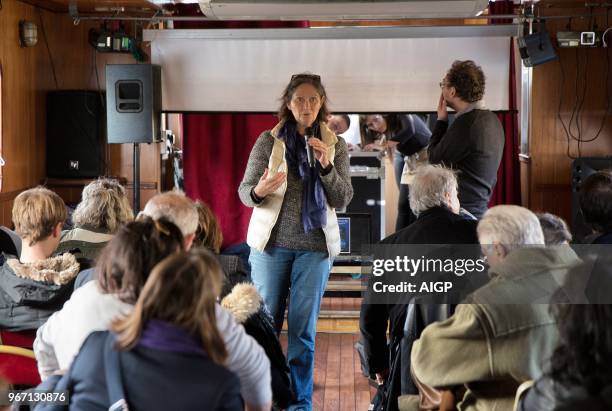 Voyage en péniche sur la La Seine pour parler de la Métropole du grand Paris avec la participation des architectes urbaniste : Antoine Grumbach,...