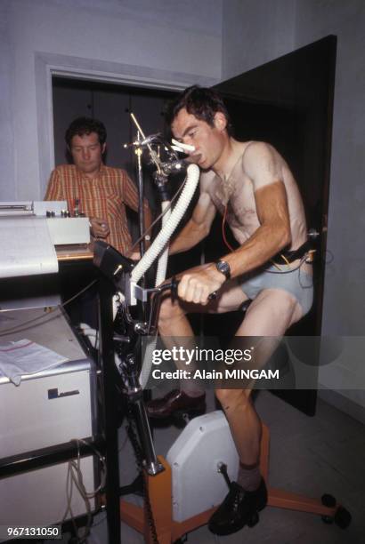 Exercice respiratoire lors d'un check-up pour le coureur cycliste Bernard Hinault le 26 juillet 1979 à Nantes, France.