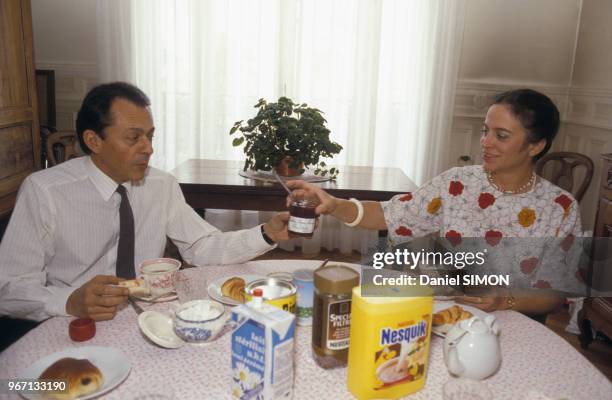 Michel Rocard et son épouse Michèle prennent leur petit déjeuner chez eux le 17 juin 1985 à Paris, France.