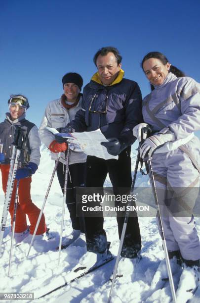 Michel Rocard, son épouse Michèle et leurs fils aux sports d'hiver en Savoie le 23 février 1985 aux Arcs, France.