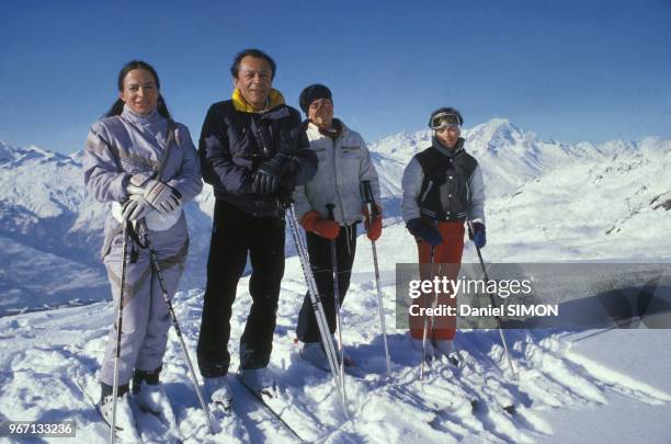 Michel Rocard, son épouse Michèle et leurs fils aux sports d'hiver en Savoie le 23 février 1985 aux Arcs, France.