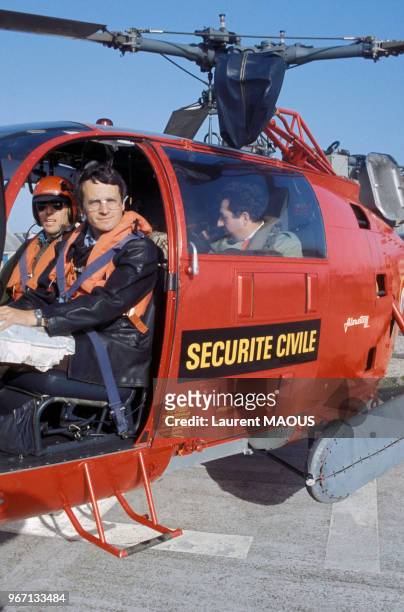 Monsieur Sécurité - Christian Gérondeau - à bord d'un hélicoptère sur l'île de Sein le 21 octobre 1976, France.