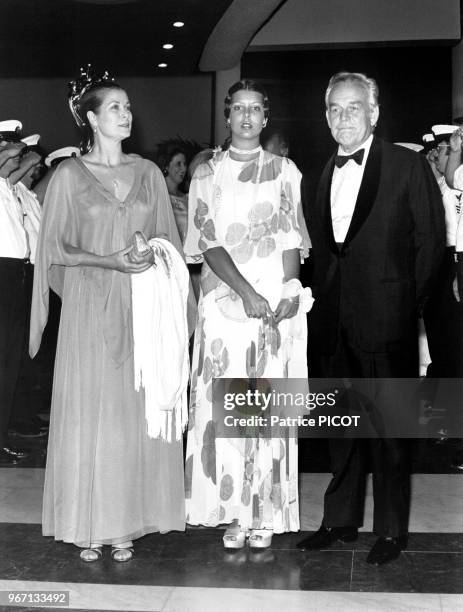 Grace Kelly, la princesse Caroline de Monaco et le prince Rainier III lors d'un gala à Monaco, le 17 juillet 1975.