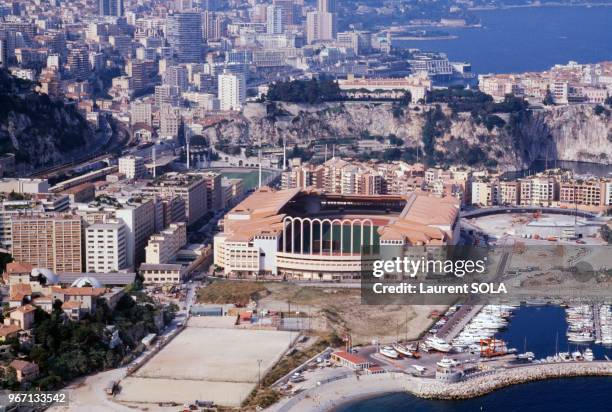 La côte d'azur et ses villas le 24 juillet 1985 en France.