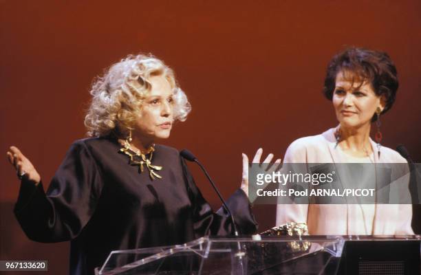 Les actrices Jeanne Moreau et Claudia Cardinale à la cérémonie des Césars le 22 février 1992 à Paris, France.