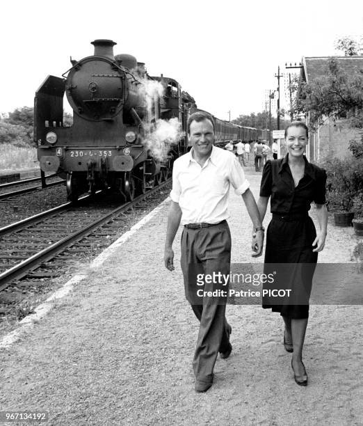 Romy Schneider et Jean-Louis Trintignant sur le tournage du film 'Le Train' réalisé par Pierre Granier Deferre, le 29 juin 1973, France.