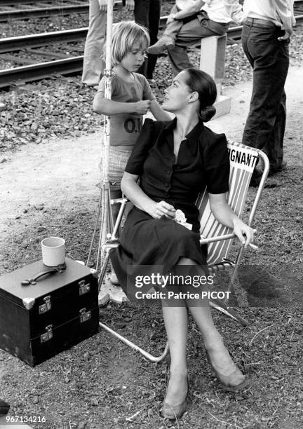 Romy Schneider et son fils David sur le tournage du film 'Le Train' réalisé par Pierre Granier Deferre, le 29 juin 1973, France.