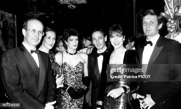 Stéphanie de Monaco, Marc Bohan, Caroline de Monaco et Stefano Casiraghi à la soirée Dior chez Maxim's le 30 janvier 1985 à Paris, France.