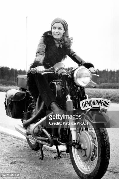 Romy Schneider à moto sur le tournage du film 'Qui' réalisé par Léonard Keigel, le 19 février 1970 en France.