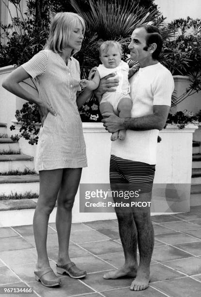 Charles Aznavour avec sa femme Ulla et leur fille Katia en vacances en famille à la Napoule le 15 juillet 1970, France.
